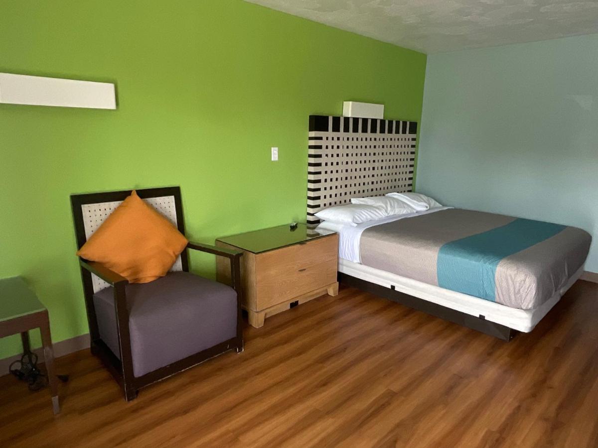 Country Yard Inn And Suites Сайкстон Экстерьер фото