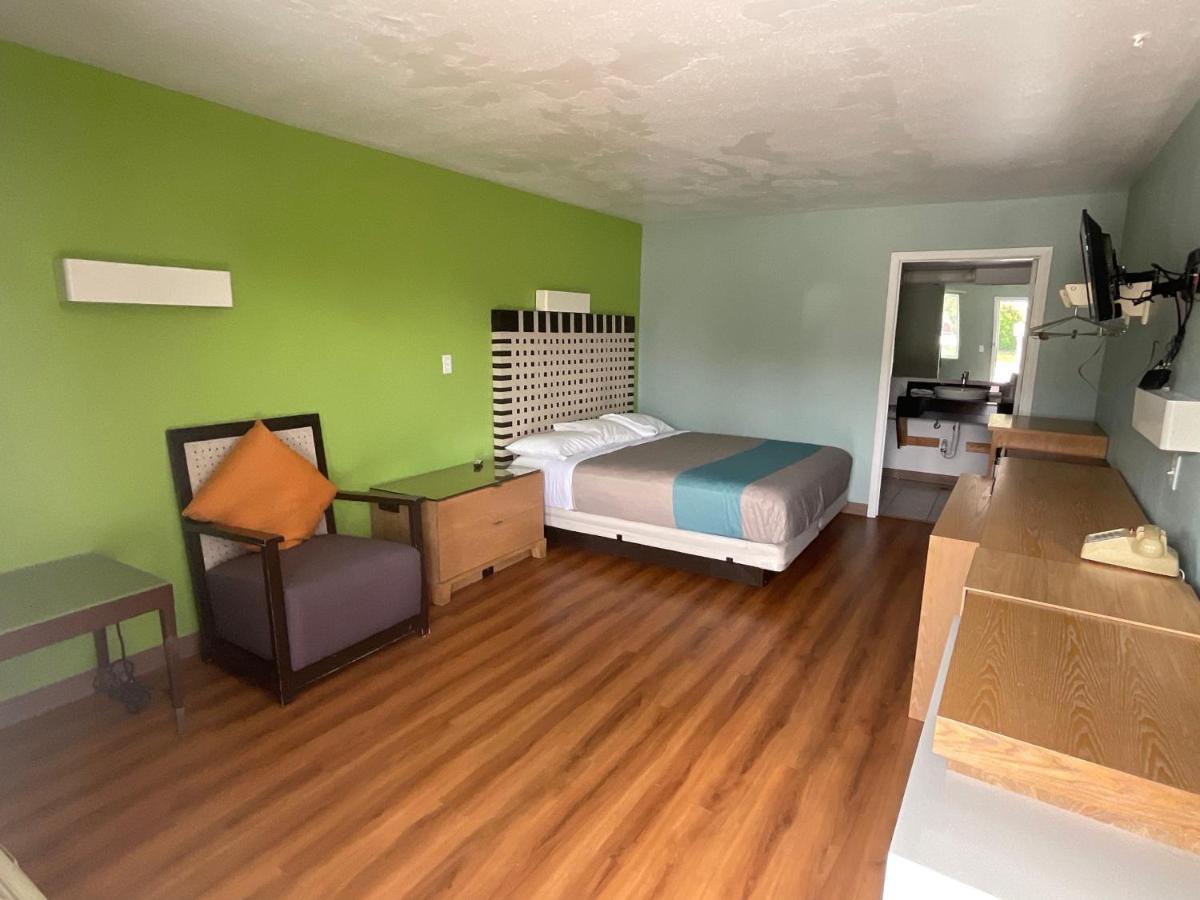 Country Yard Inn And Suites Сайкстон Экстерьер фото