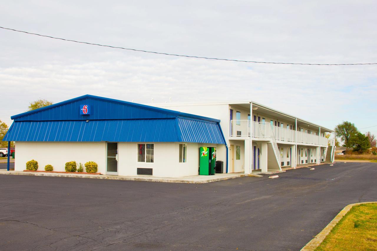 Country Yard Inn And Suites Сайкстон Экстерьер фото